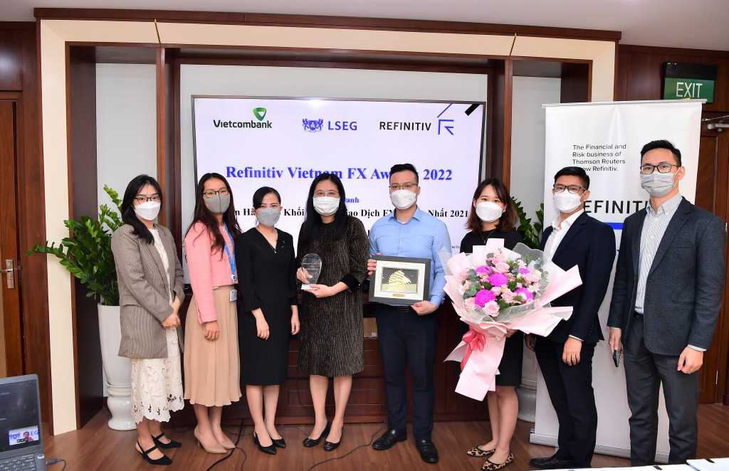 Đại diện Refinitiv trao Giải thưởng Refinitiv Vietnam FX Award cho đại diện Vietcombank – bà Hoàng Diễm Thùy – Trưởng phòng Kinh doanh vốn (thứ 5 từ phải sang) và bộ phận FX Vietcombank  