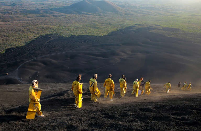  Du khách đang chuẩn bị trượt xuống sườn núi lửa Cerro Negro (Ảnh: AFP)