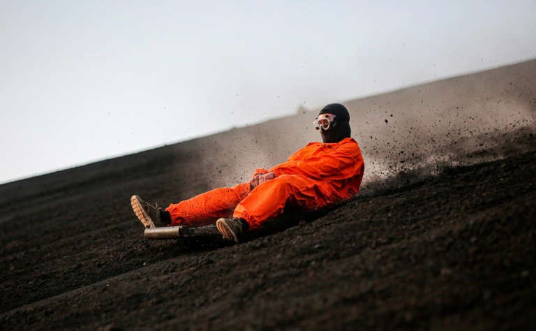  Một du khách đang trượt xuống sườn núi lửa Cerro Negro, Nicaragua (Ảnh: AFP)