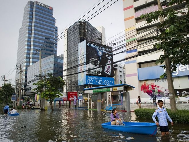 Đường phố Bangkok biến thành sông trong một trận lụt (Ảnh: AFP)