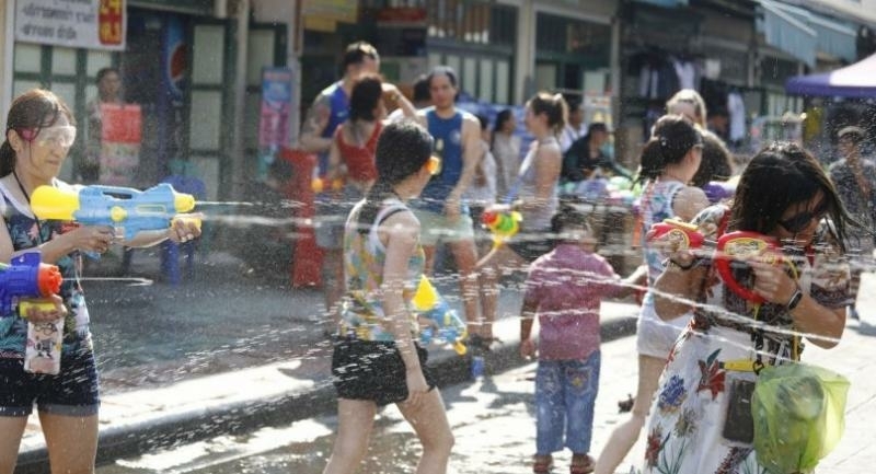 Lễ hội té nước trên phố di bộ Khao San nổi tiếng ở trung tâm Bangkok, Thái Lan năm 2019 (Ảnh: The Nation)