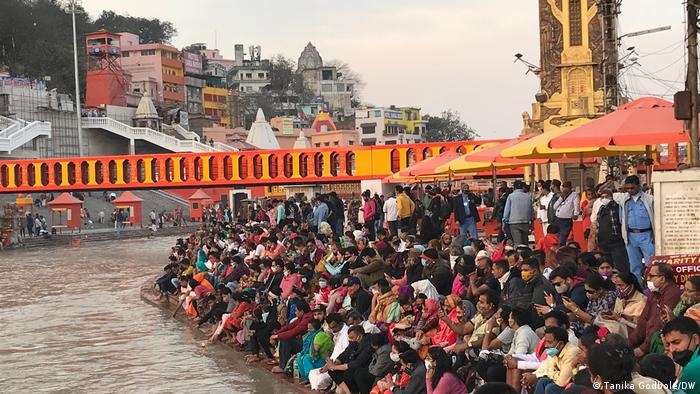 Hàng vạn người dân Ấn Độ tham gia lễ hội tắm sông Kumbh Mela bất chấp dịch (Ảnh: DW)