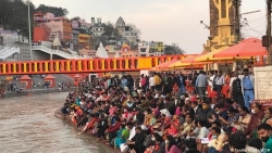 Tin tức thế giới 13/4: Hàng vạn người dân Ấn Độ tham gia lễ hội tắm sông Kumbh Mela bất chấp dịch