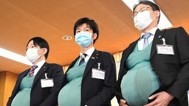 Nhật Bản: Đeo bụng bầu giả 7 kg để thấu hiểu cảm giác của phụ nữ mang thai