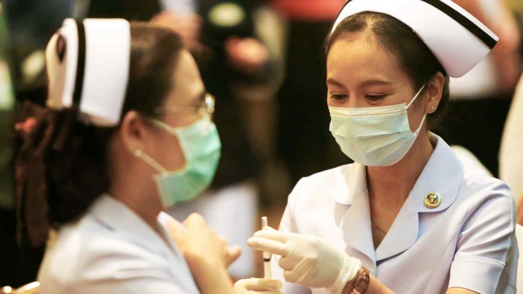 Thái Lan tiêm vắc-xin ngừa Covid-19 cho nhóm người nguy cơ cao từ tháng 2 (Ảnh: AP)