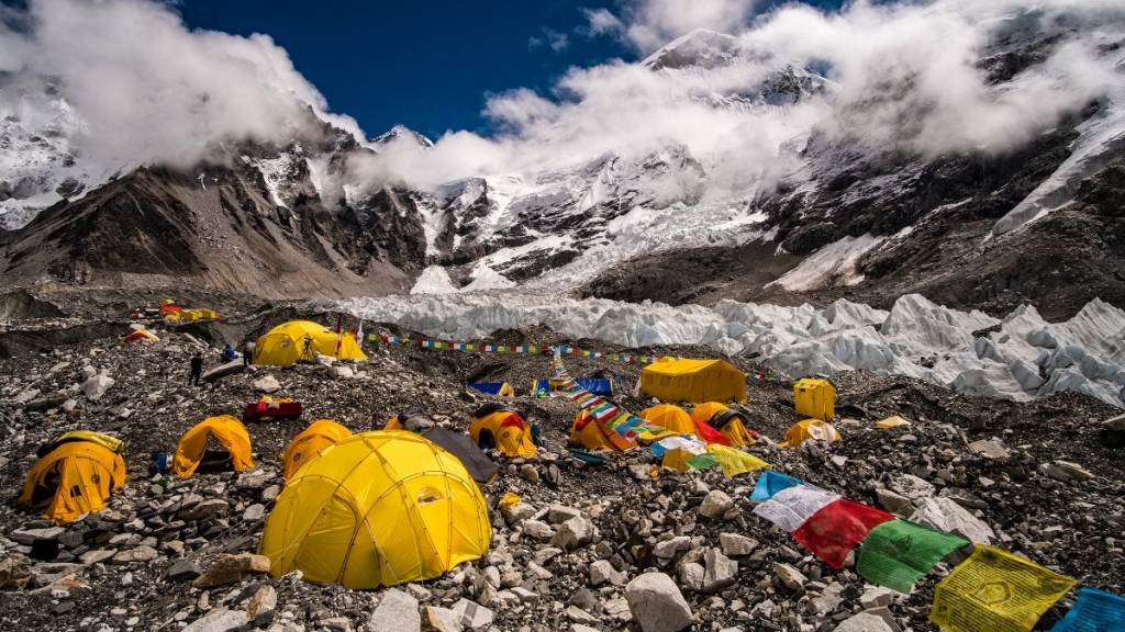  Nepal mở lại hoạt động leo núi tại Everest từ đầu tháng 4 năm nay sau gần 1 năm tạm dừng do dịch Covid-19 (Ảnh: Outside online)