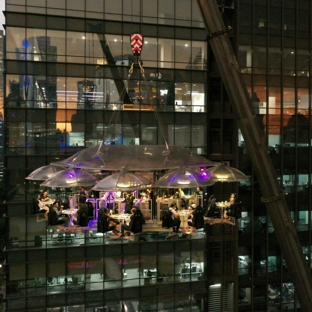 Nhà hàng Lounge in the Sky, Indonesia phục vụ các bữa ăn trên một bệ nâng cao tới 50 m (Ảnh: AFP)