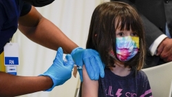 Hơn 60 quốc gia triển khai tiêm vắc xin COVID-19 cho trẻ từ 5 - 11 tuổi