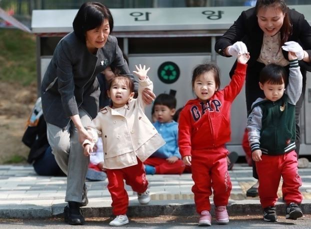 Nếu tính theo lệ phần trăm GDP bình quân đầu người, Hàn Quốc có chi phí nuôi con cao nhất thế giới (Ảnh: Yonhap)