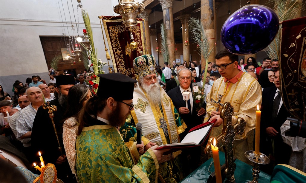 Các chức sắc Kitô giáo làm lễ tại Nhà thờ Chúa Giáng sinh ở Bethlehem, khu Bờ Tây (Ảnh: AFP)