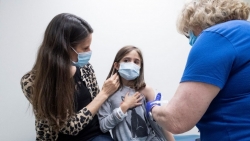 Trẻ em không tiêm vắc xin COVID-19 nhập viện tăng gấp đôi