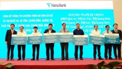 Hana Bank tặng 40 tỷ đồng xây nhà văn hóa cộng đồng tránh lũ và tài trợ xe cứu thương tại Việt Nam
