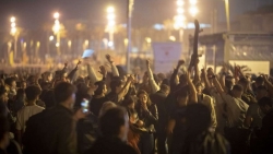 Tây Ban Nha: Người dân tổ chức ăn mừng kết thúc lệnh giới nghiêm không khẩu trang