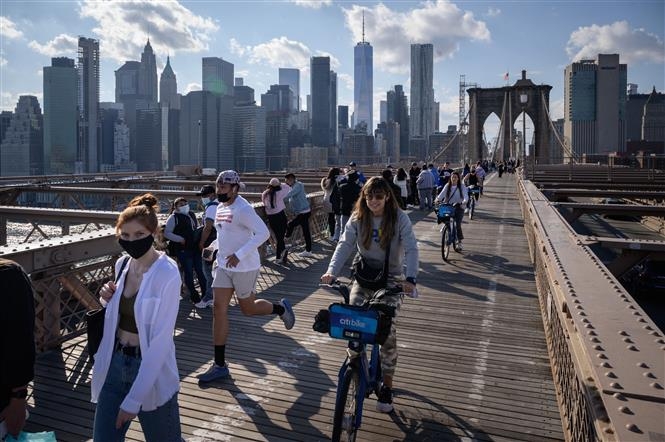 Người dân di chuyển trên cầu Brooklyn ở New York, Mỹ, ngày 25/4 (Ảnh: AFP)