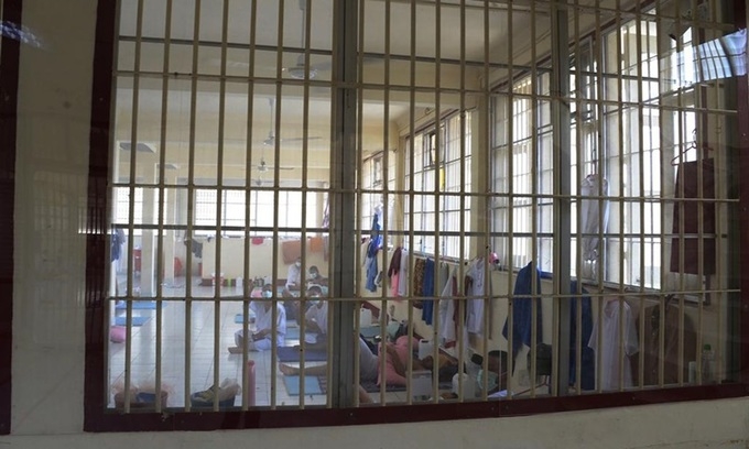 Các tù nhân mắc Covid-19 ở Thái Lan ngồi bên trong bệnh viện dã chiến được thành lập tại Viện Cải huấn Y tế ở Bangkok (Ảnh: AP)