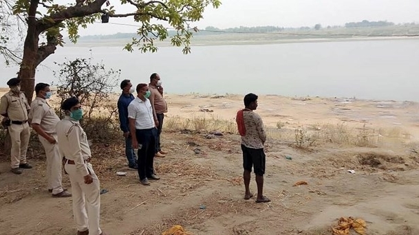 Ấn Độ: Các thi thể được tìm thấy ở sông Hằng là nạn nhân Covid-19?