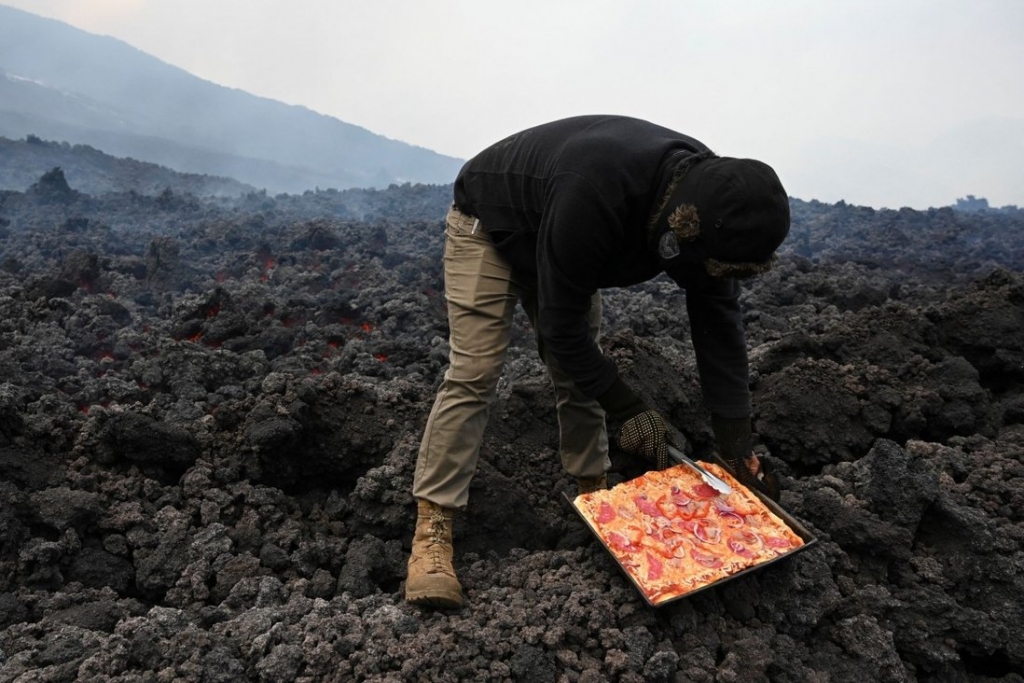 Anh Garcia đang nướng chiếc bánh pizza bằng dung nham núi lửa Pacaya (Ảnh: AFP)