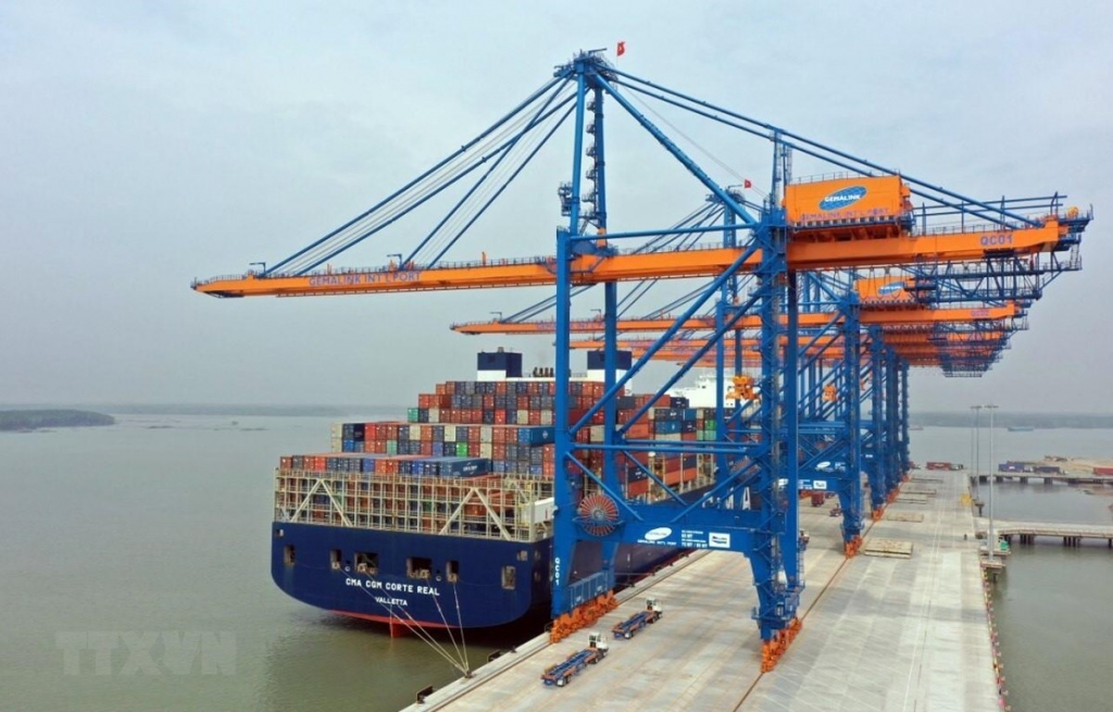 Tàu container CMA CGM CORTE REAL tải trọng 165.375 DWT, có chiều dài 365,5m cập cảng GERMALINK (Bà Rịa - Vũng Tàu) bốc dỡ hàng hóa (Ảnh: TTXVN)