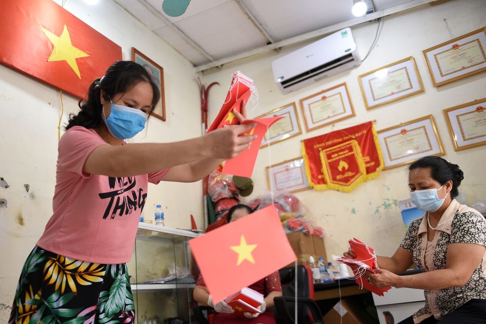 Công tác chuẩn bị tại một điểm bỏ phiếu ở Hà Nội ngày 19/5 (Ảnh: Reuters)