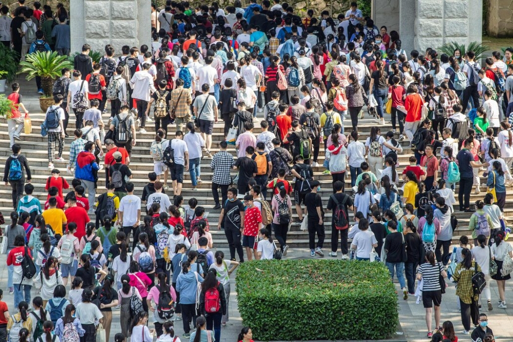 Học sinh ở Nam Kinh đến trường để tham gia kỳ thi tuyển sinh đại học quốc gia (Ảnh: Getty)