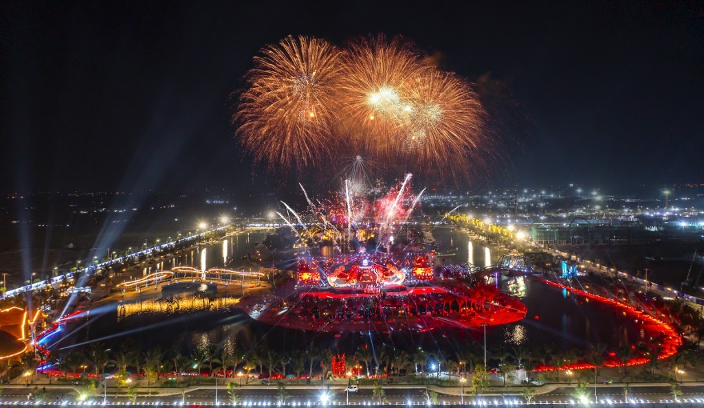 Màn trình diễn pháo hoa lung linh sắc màu khép lại siêu sự kiện Summer Wave Park gây choáng ngợp cho hàng nghìn người xem