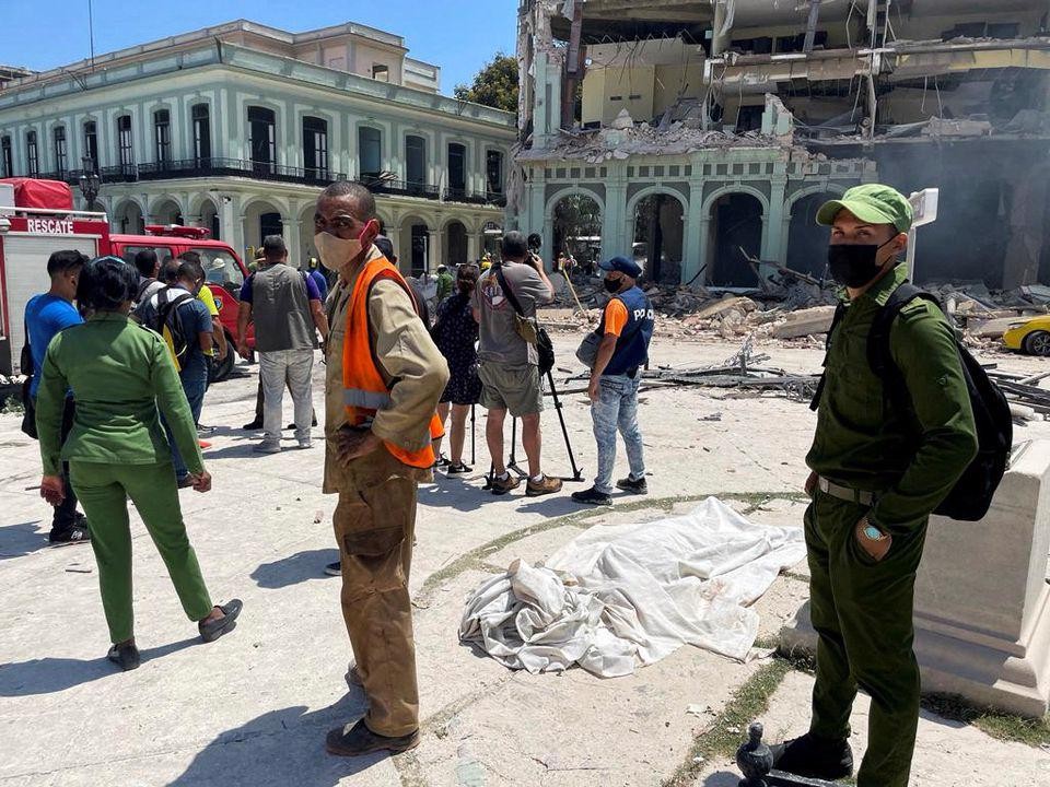 Lực lượng cứu hộ làm nhiệm vụ tại hiện trường vụ nổ khách sạn Saratoga ở Havana, Cuba, ngày 6/5/2022. Ảnh: Reuters