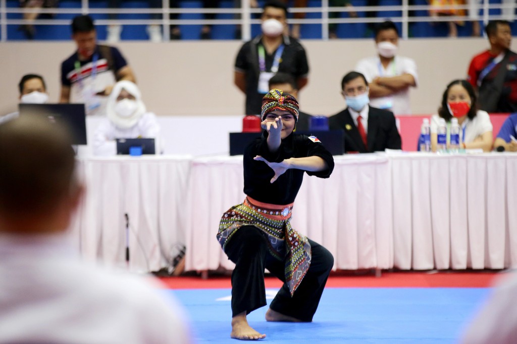 VĐV Francine Padios, Philippines biểu diễn Seni Tunggal (đơn nữ) của môn Pencak Silat trong trận chung kết SEA Games 31 tại Hà Nội, ngày 11/5 (Ảnh:EPA-EFE)