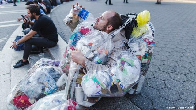 Hàng chục kg rác đeo trên người là một gánh nặng không nhỏ đối với Rob Greenfield. (Ảnh: Deutsche Welle)