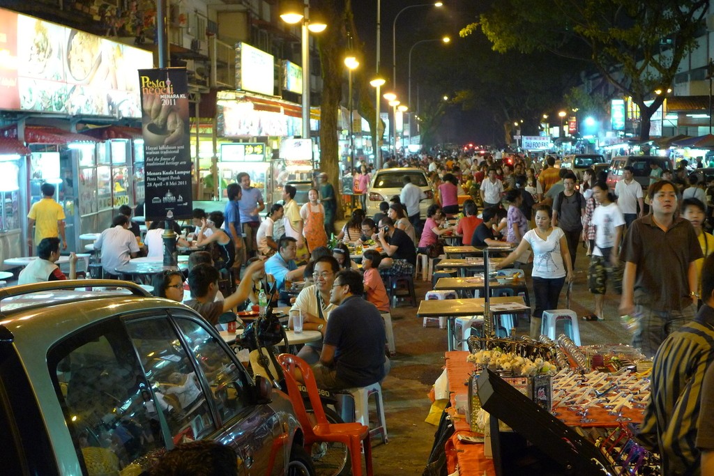 Một khu chợ đêm ở Malaysia (Ảnh: Trip 101)