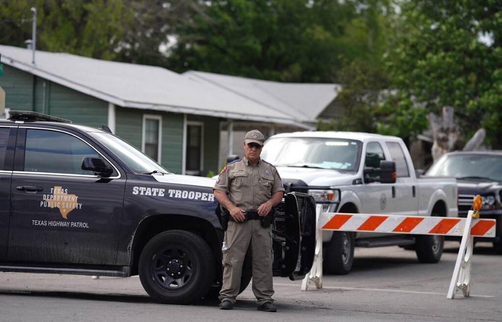 Lực lượng an ninh ở bên ngoài trường tểu học Robb, Texas nơi xảy ra vụ xả súng kinh hoàng (Ảnh: AFP)