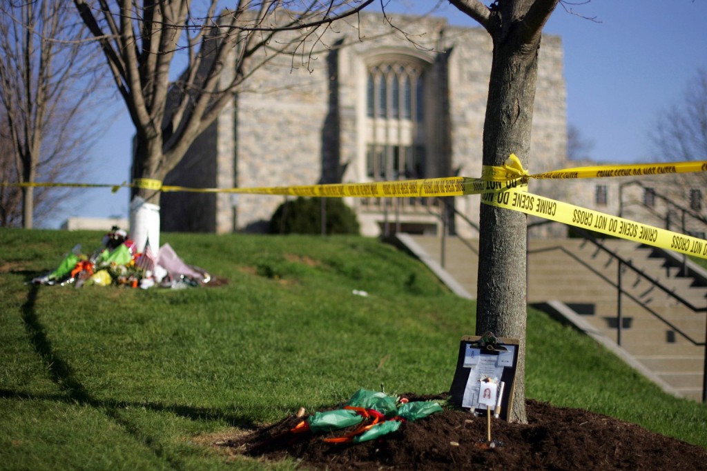 Đài tưởng niệm các nạn nhân vụ xả súng trong khuôn viên Viện Công nghệ Virginia năm 2007. Ảnh: AFP