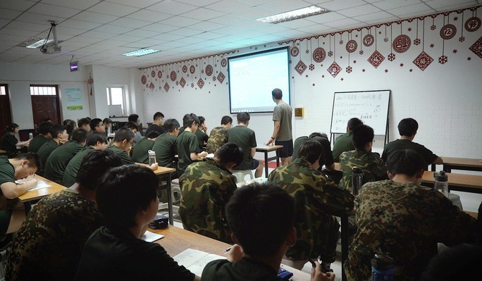 Một lớp cai nghiện mạng Internet kiểu quân đội ở Trung Quốc (Ảnh: SCMP)