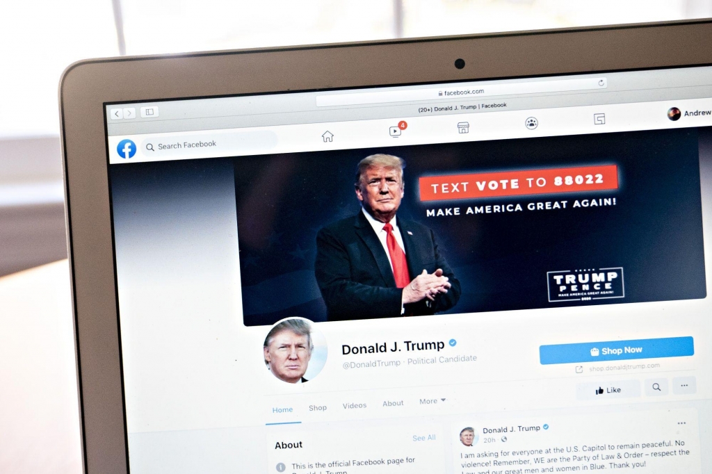  Facebook cấm ông Donald Trump 2 năm (Ảnh: Bloomberg)