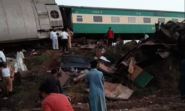 Hai đoàn tàu cao tốc đâm nhau tại Pakistan, ít nhất 30 người thiệt mạng (Ảnh: DawnNewsTV)