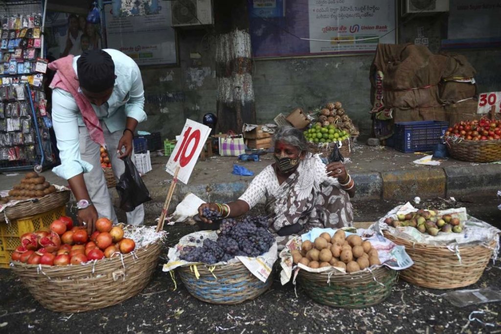 Một người bán hoa quả tại Hyderabad, Ấn Độ (Ảnh: AP)