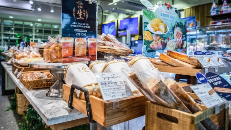 Chuỗi cửa hàng bánh mì lớn nhất Hàn Quốc Paris Baguette đã tăng giá bánh mì lên 5,6% trong tháng Hai do giá lúa mì tăng (Ảnh: Getty)