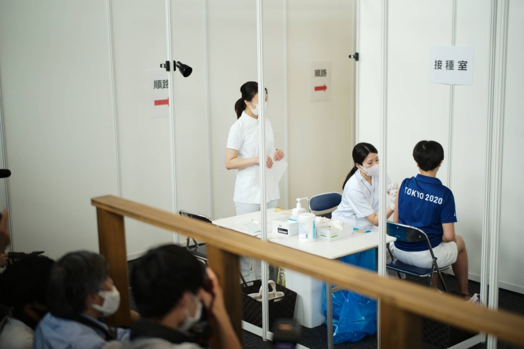  Nhật Bản bắt đầu tiêm vắc-xin cho nhân viên và nhà báo dự Olympic (Ảnh: RYUSEI TAKAHASHI)