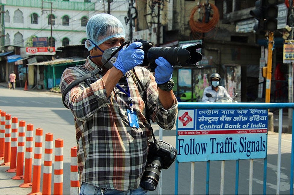 Một phóng viên đang tác nghiệp tại tâm dịch Covid-19 Ấn Độ (Ảnh: AFP)