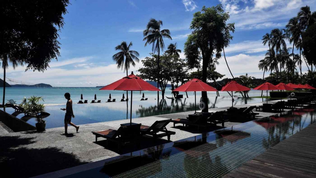 Đảo Phuket mở cửa cho khách du lịch đã tiêm vắc-xin (Ảnh: AFP)