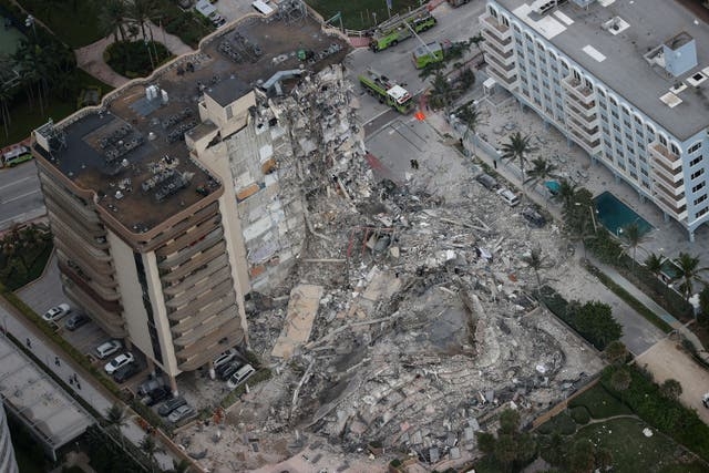 Toà nhà 12 tầng bị sập tại Florida, Mỹ (Ảnh: Getty)