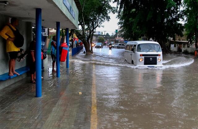 Mưa lớn gây ngập lụt các đường phố ở bang Pernambuco, đông bắc Brazil. Ảnh: AP