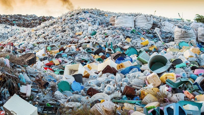 Mỗi phút cả thế giới tiêu thụ 1 triệu chai nhựa, mỗi năm có 5.000 tỷ túi nilon được sử dụng (Ảnh: SHUTTERSTOCK)
