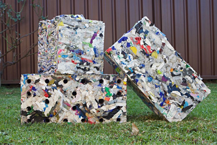 Các khối xây dựng ByBlock được tạo ra bằng cách ép rác thải nhựa (Ảnh: ByFusion)