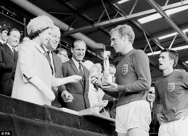 Trao tặng Cúp Jules Rimet cho đội trưởng tuyển Anh Bobby Moore sau chiến thắng 4-2 trước Tây Đức tại Wembley năm 1966 (Ảnh: PA)