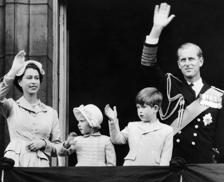 Ảnh chụp Nữ hoàng Elizabeth II cùng Thái tử Charles, Công chúa Anne và Công tước xứ Edinburgh trên ban công của Cung điện Buckingham năm 1954 (Ảnh: PA)