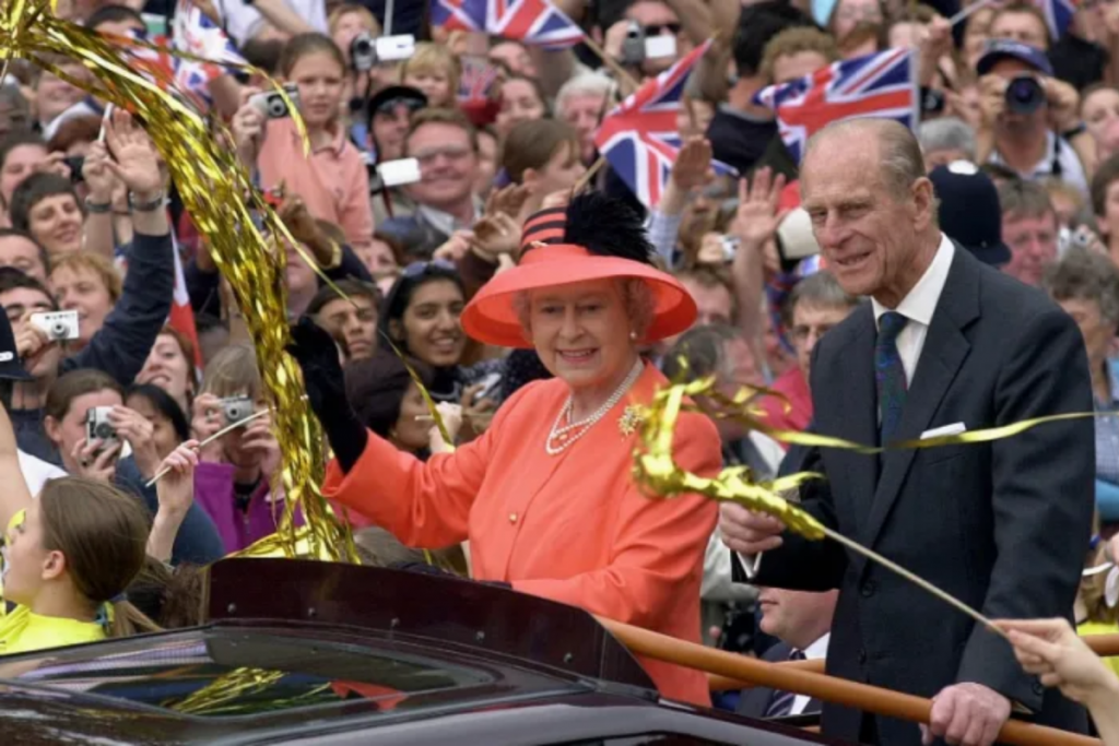 Nữ hoàng Anh và Hoàng thân Philip diễu hành trong Đại lẽ Vàng năm 2002 (Ảnh: AFP)