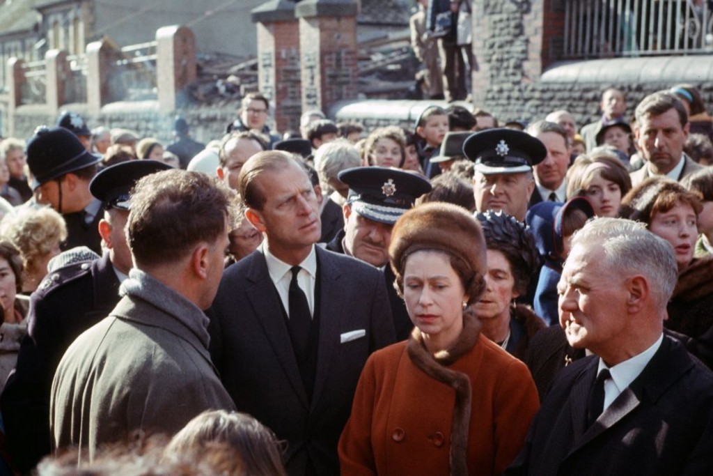 Tháng 10/1966, Nữ hoàng Anh cùng chồng tới thăm Aberfa, miền nam xứ Wales, sau thảm họa sạt lở khiến 116 trẻ nhỏ và 28 người lớn thiệt mạng