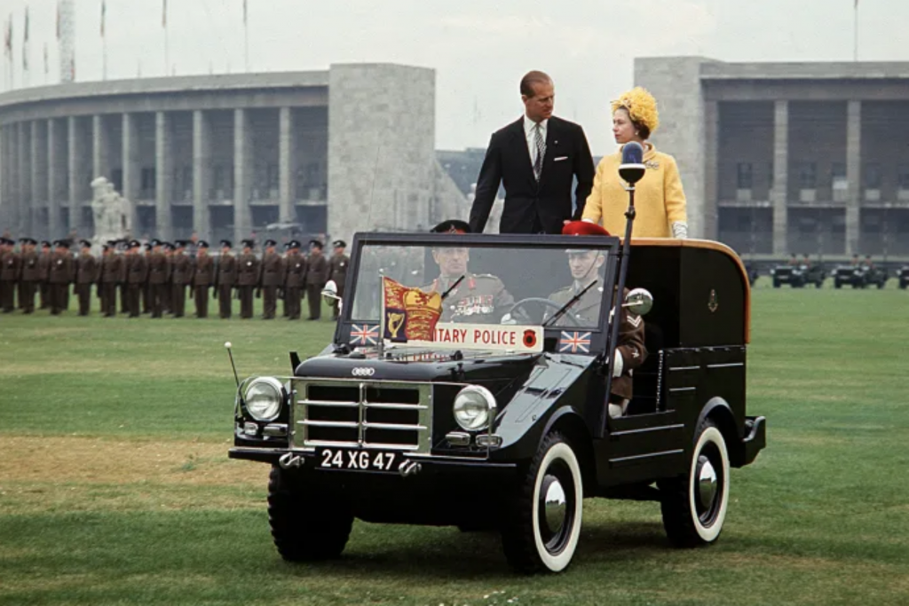 Nữ hoàng Elizabeth II cùng Hoàng thân Philip tại Berlin ngày 27/5/1965 (Ảnh: AFP)