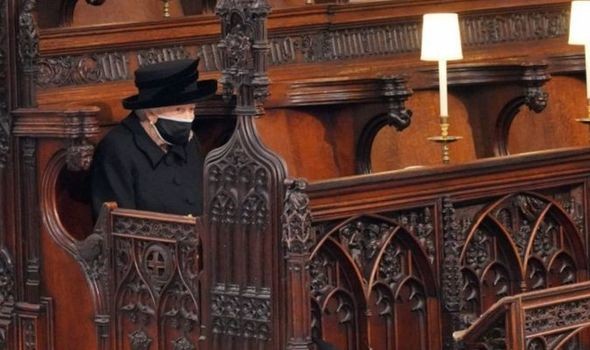 Nữ hoàng Elizabeth II ngồi một mình trong Nhà nguyện St George trong đám tang của người chồng quá cố năm 2021 (Ảnh: PA)