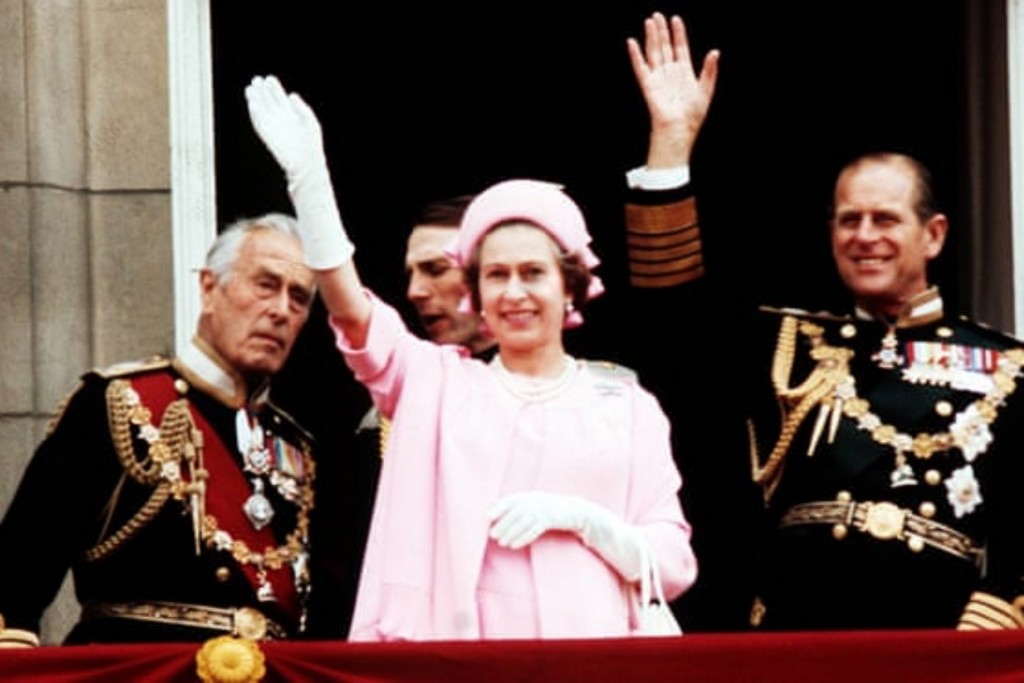 Nữ hoàng Anh Elizabeth II và chồng Philip vẫy tay chào từ Cung điện Buckingham trong lễ kỷ niệm bạc, đánh dấu 25 năm ngày bà lên ngôi vào năm 1977. 